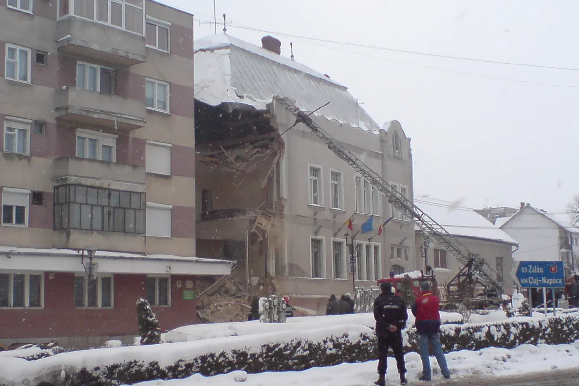 Primăria Tăşnad din Satu Mare s-a prăbuşit