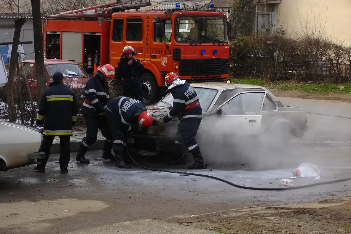 Autoturism în flăcări în Târgovişte