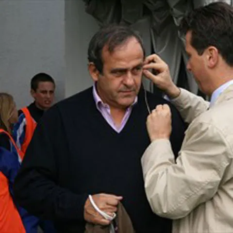 Platini, din nou împotriva tehnologiei în fotbal! "Nu e nevoie de camere Tv, ci de mai mulţi arbitri"