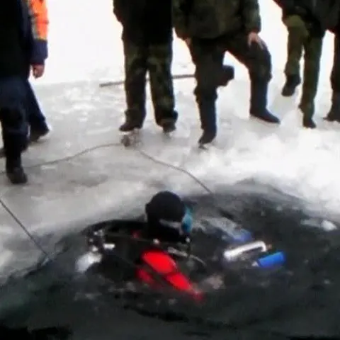 O echipă de intervenţie a scos două automobile din lacul Baikal, din Siberia 