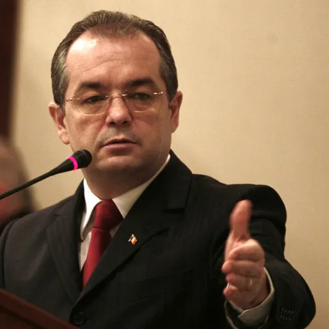 Emil Boc: Guvernul va sprijini Primăria Capitalei pentru a finaliza construcţia pasajului Basarab