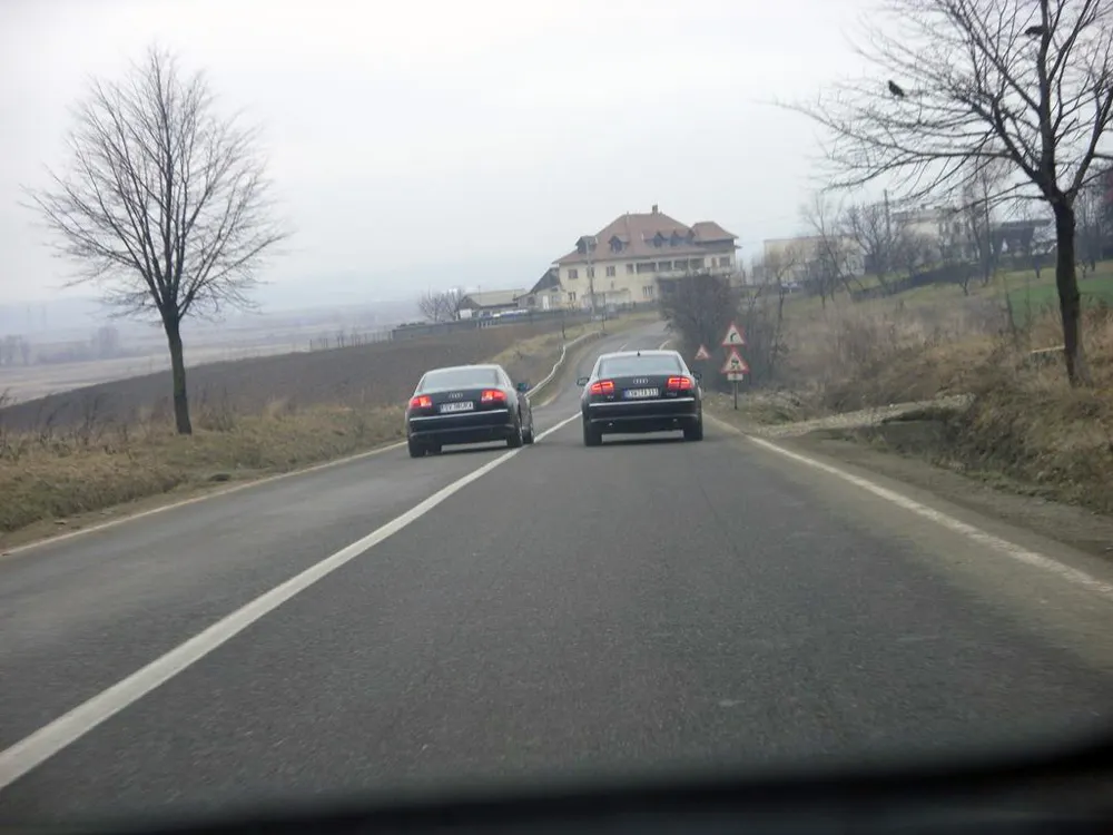 Depăşire neregulamentară pe o şosea care duce spre Rădăuţi