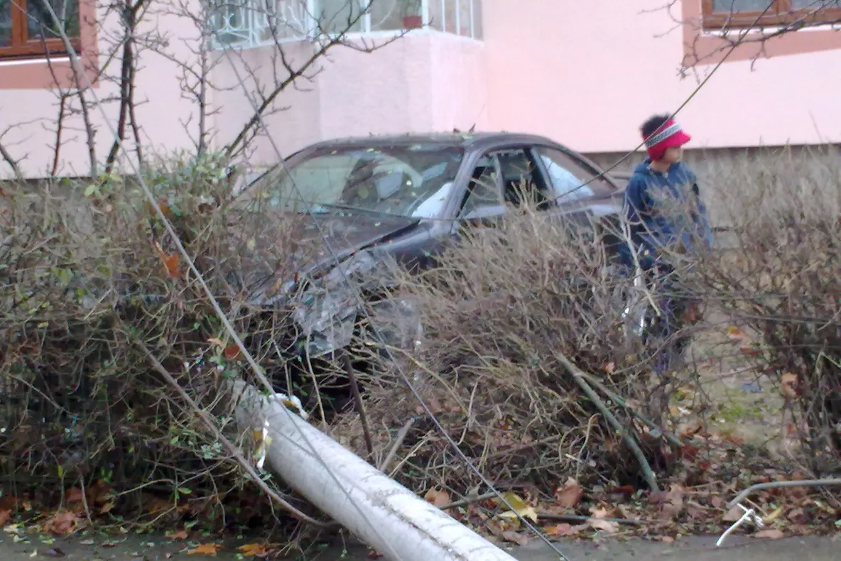 Stâlp prăbușit peste o mașină în Galați