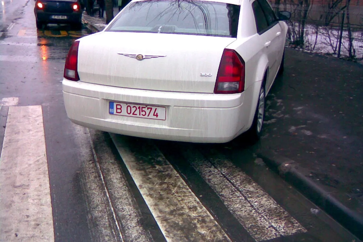 Autovehicul parcat pe o trecere de pietoni din Bucureşti