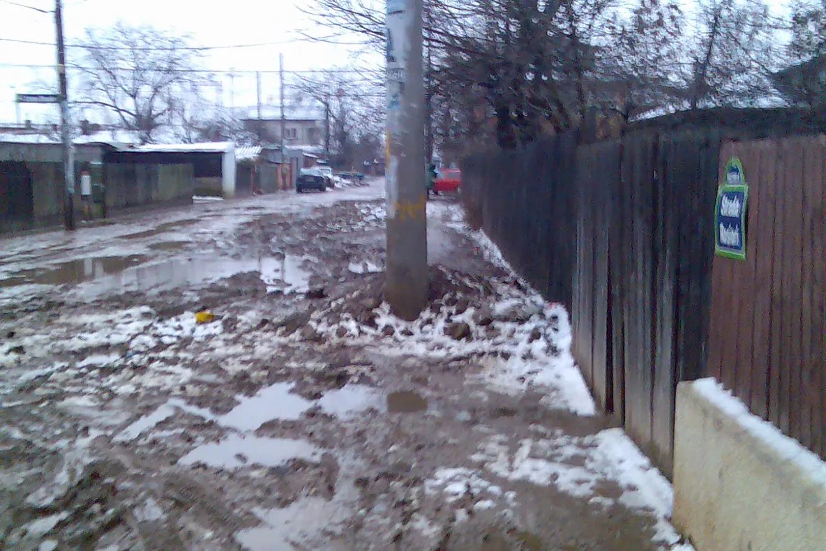 Strada Rosiori din Bucureşti, neasfaltată şi plină de noroi