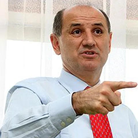 Copos îşi pândeşte competitorii să le ia piaţa