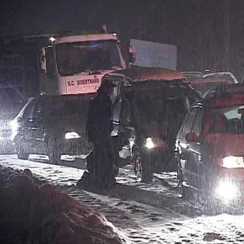 Mai multe tiruri au fost blocate pe drumul dintre Craiova şi Calafat din cauza viscolului