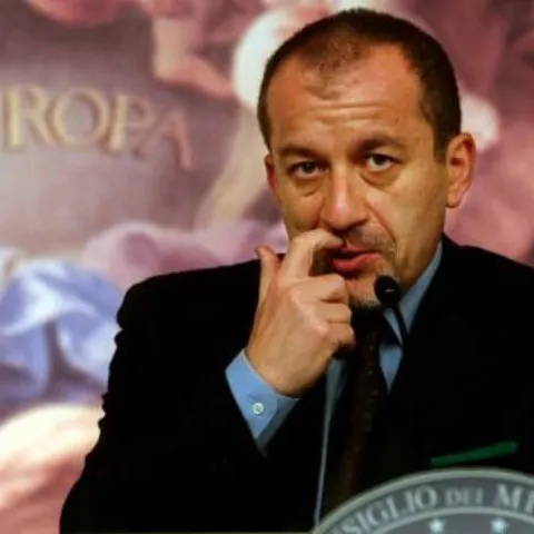 Ministrul de Interne italian, Roberto Maroni, vrea să dea în judecată ziarul Cotidianul