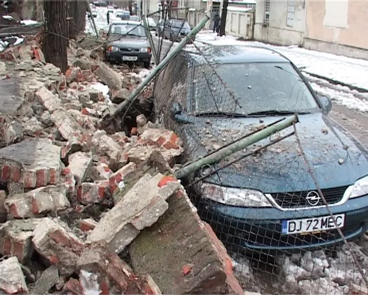 Zidul Colegiului Naţional Fraţii Buzeşti din Craiova, s-a prăbuşit