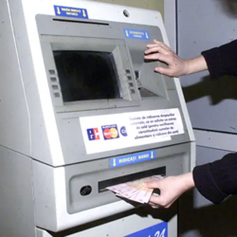 Un bancomat din municipiul Blaj a fost spart, hoţii reuşind să fure circa 55.000 de lei