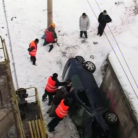 O şoferiţă din Braşov s-a răsturnat cu maşina de pe un pod 