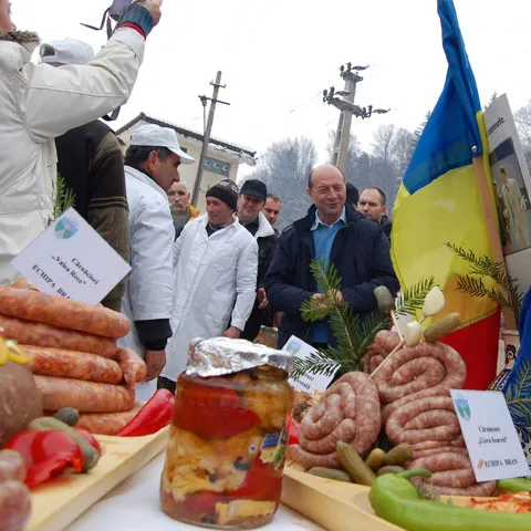 Traian Băsescu a participat la Festivalului Internaţional de Pomana Porcului