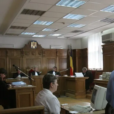 Magistraţii bucureşteni au dispus cercetarea în libertate a celor trei persoane reţinute iniţial pentru bătaia de la mall