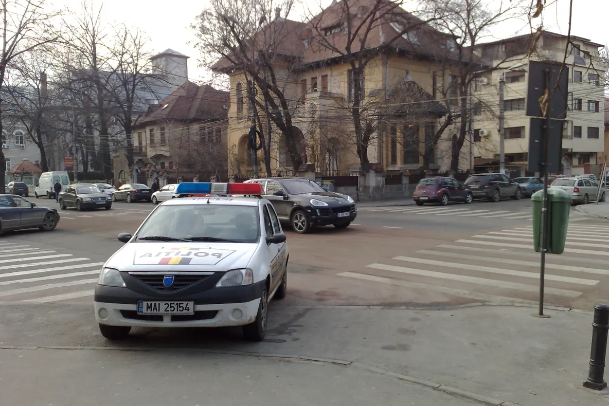 Poliţia a rămas fără locuri de parcare