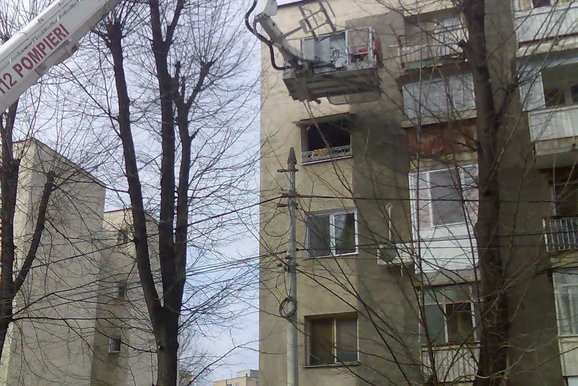 Pompierii au interevenit pentru stingerea unui incendiu în Bucureşti