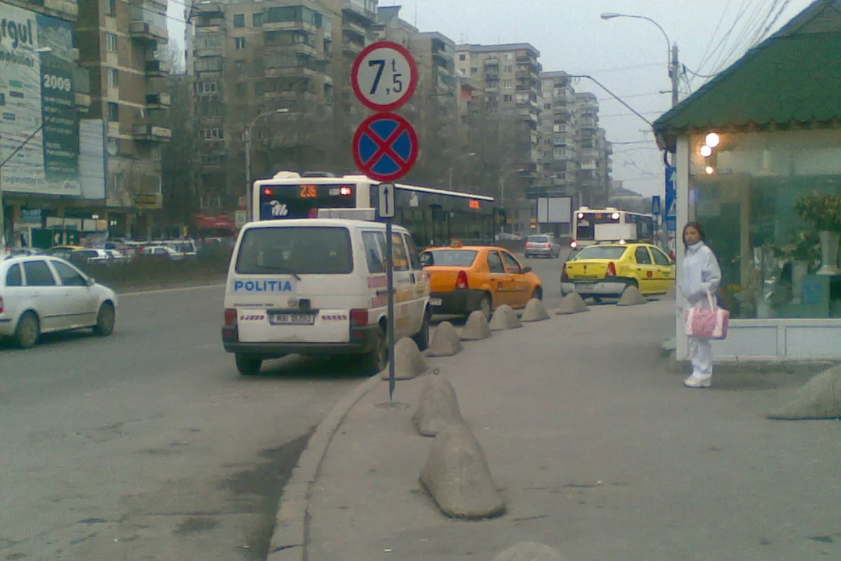 Maşina poliţiei parcată neregulamentar
