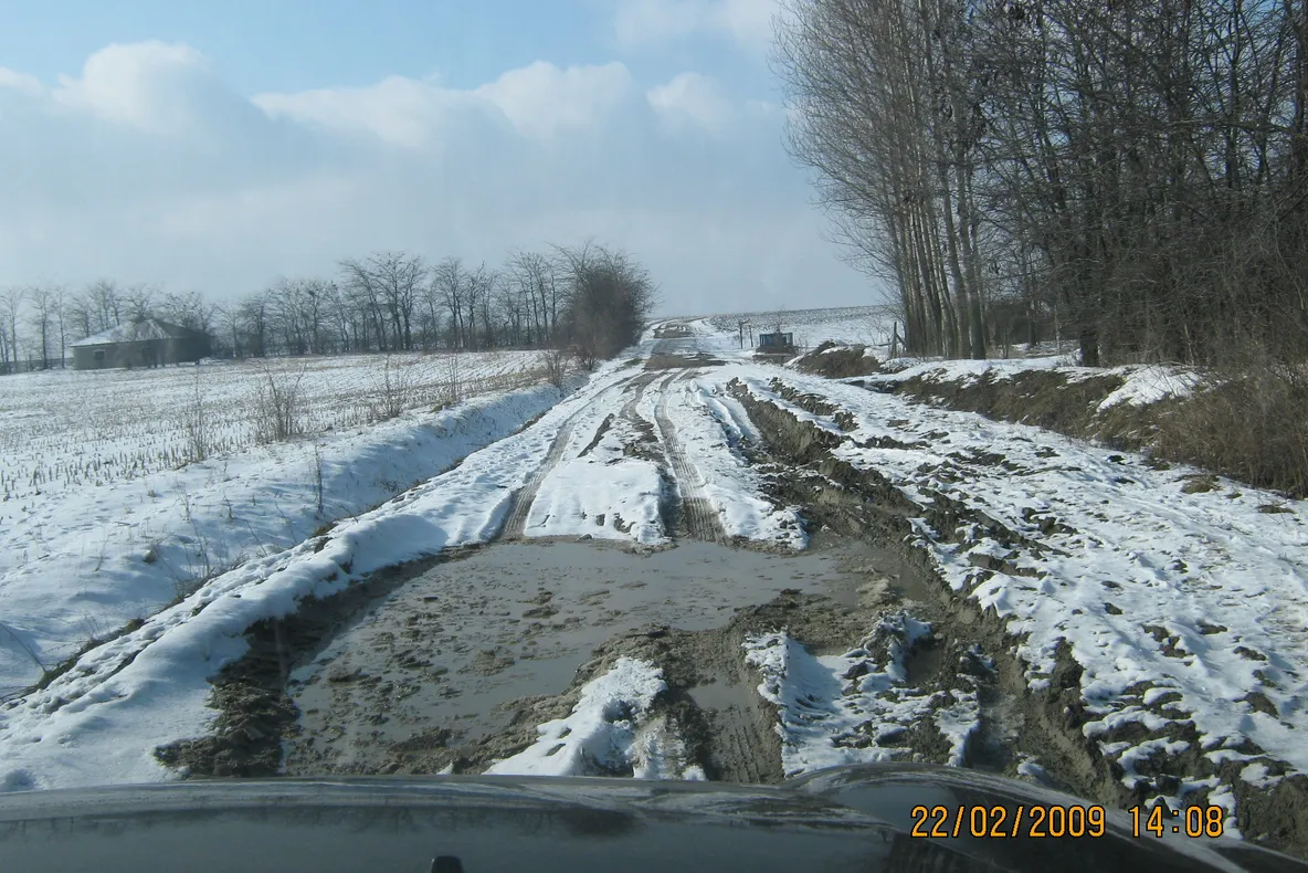 DE47 între localităţile Flămânzi - Prisăcani - Balta Roşie - Odaia Veche arată ca după bombardament