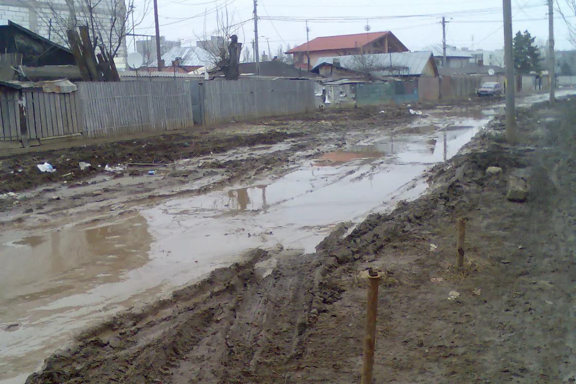Locuitorii unei străzi din Bucureşti pot spune că locueisc într-o mocirlă