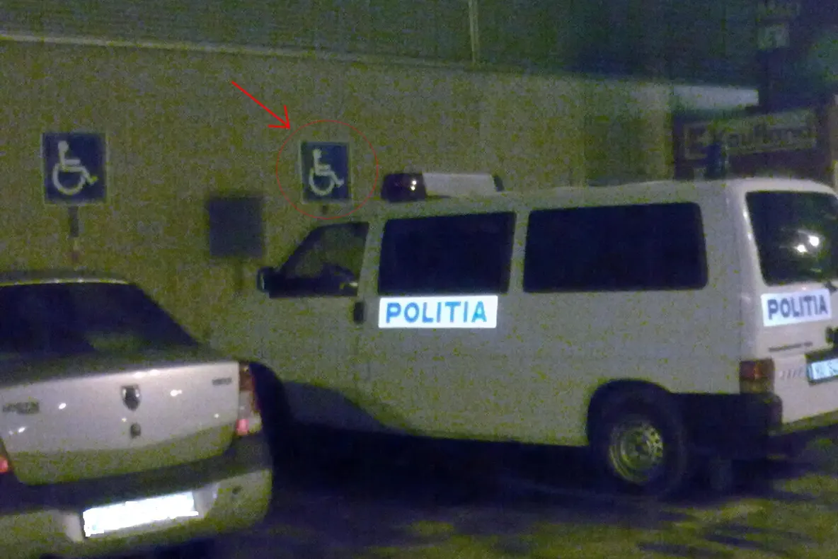 Maşini ale Poliţiei Române parcate pe locuri rezervate handicapeţilor