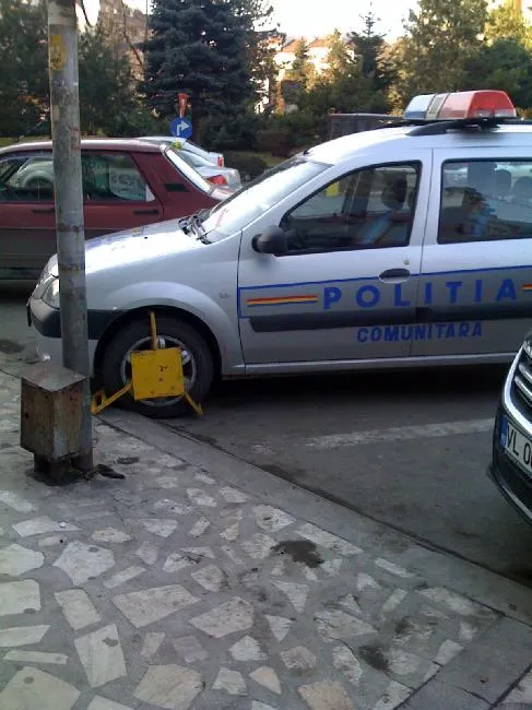 Unei maşini a poliţiei comunitare i-au fost blocate roţile
