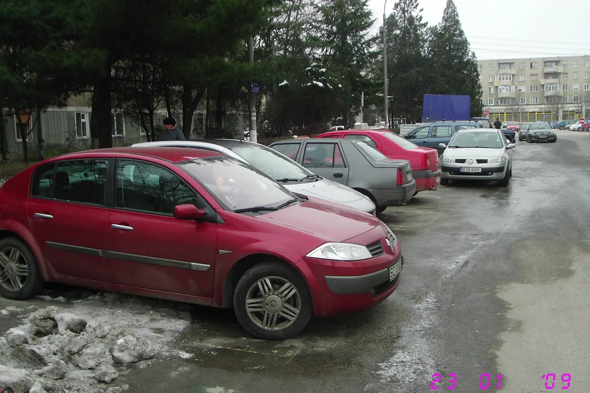 O parcare cu plată din Giurgiu, aşteaptă să fie dezăpezită de cei care o administrează