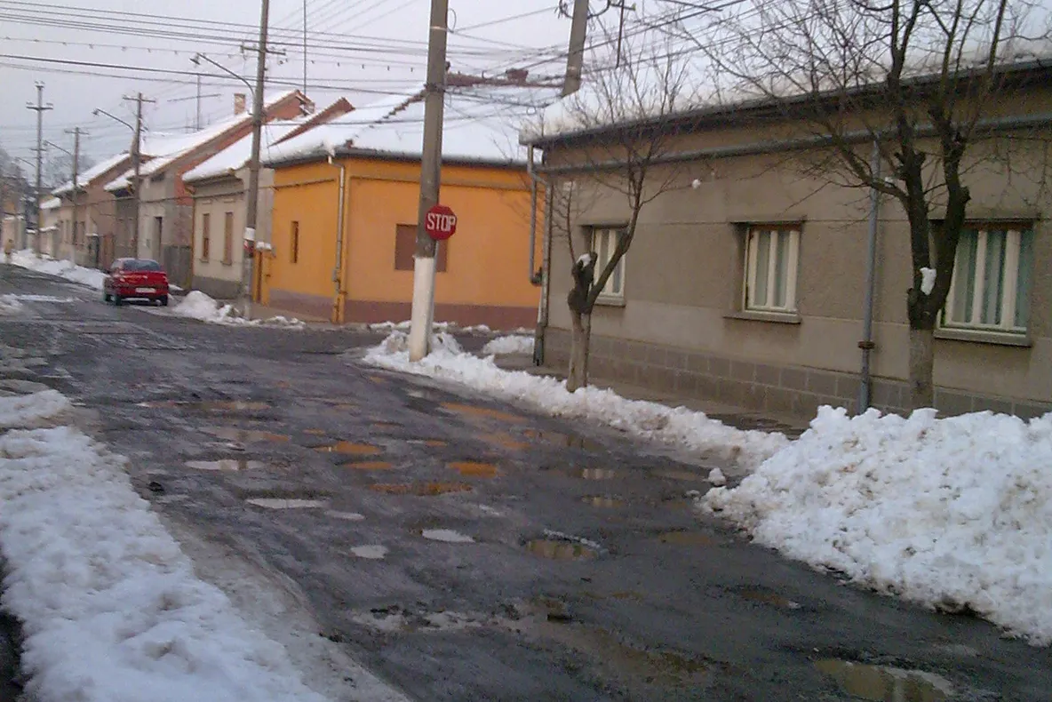 O stradă recent asfaltată din Lugoj e plină de gropi