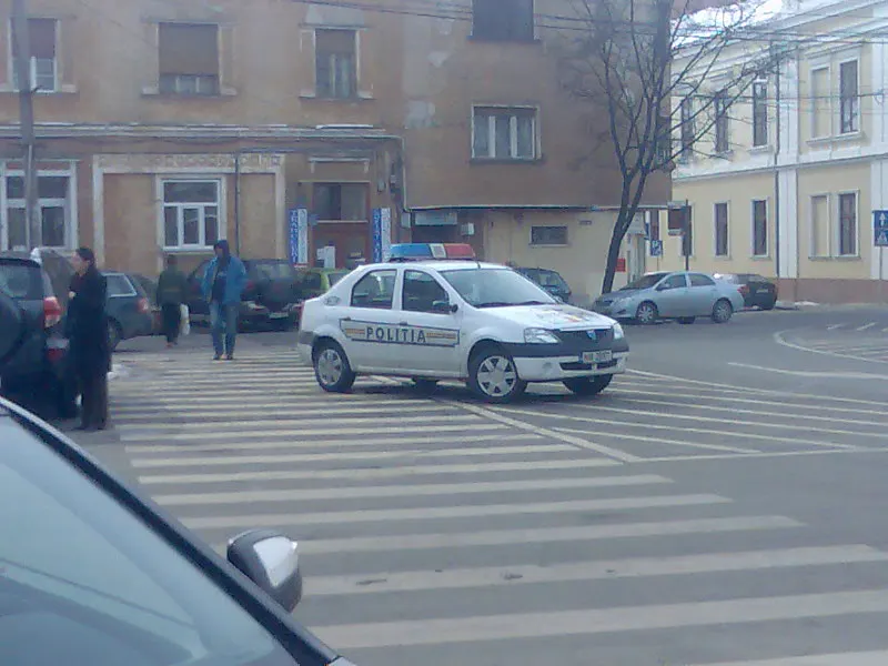 O maşină a poliţiei a fost parcată pe trecerea de pietoni