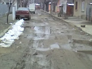 Pe strada Aurel Vlaicu din Giurgiu, autorităţile locale au asfaltat doar trotuarele