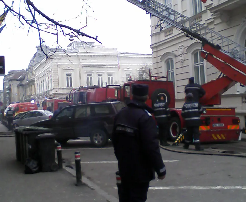 Elevii şi profesorii licelului G. Călinescu din Capitală au fost evacuaţi în urma unui incendiu