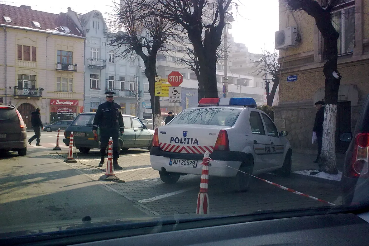 Maşina poliţiei, parcată pe locurile rezervate handicapaţilor în Tg. Mureş