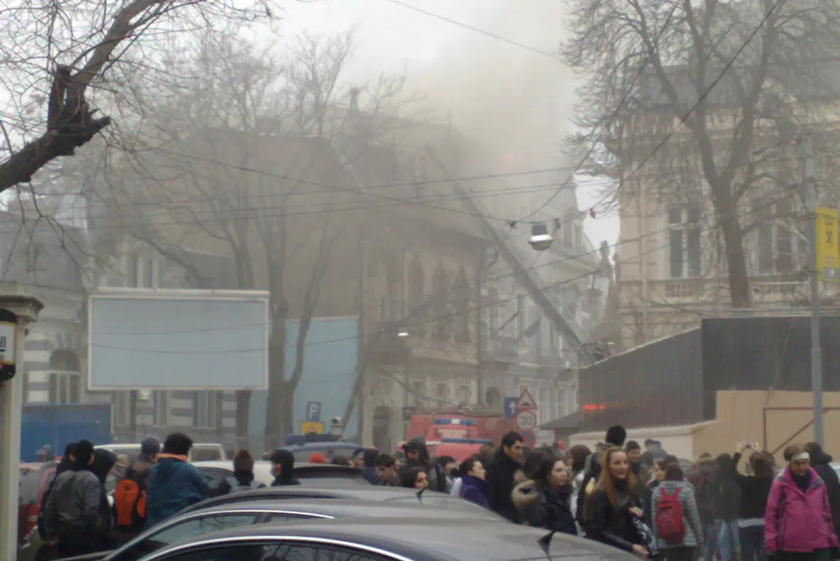 Incendiu la liceul George Călinescu din Bucureşti