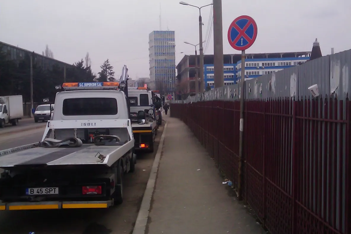 Autospecialele care ridică maşini parcate negulamentar pot parca oriunde. Pe ele nu are cine să le ridice