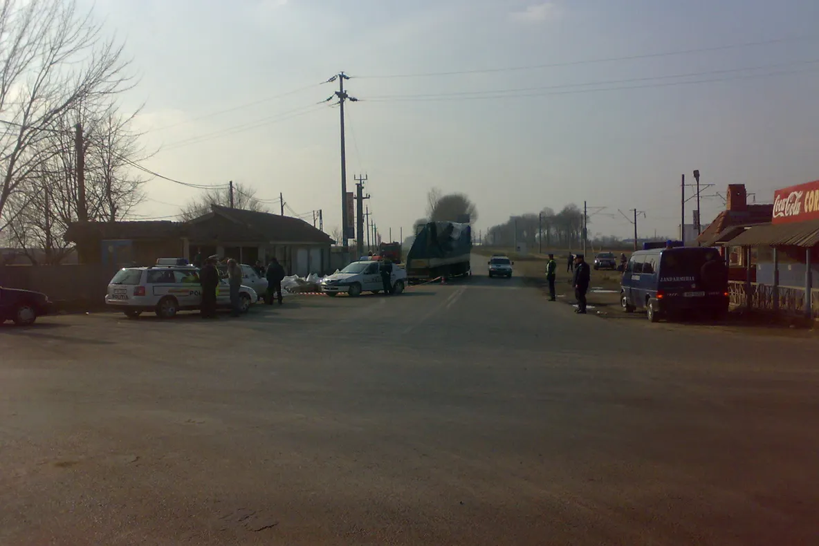 Tir răsturnat pe şosea, la Drajna