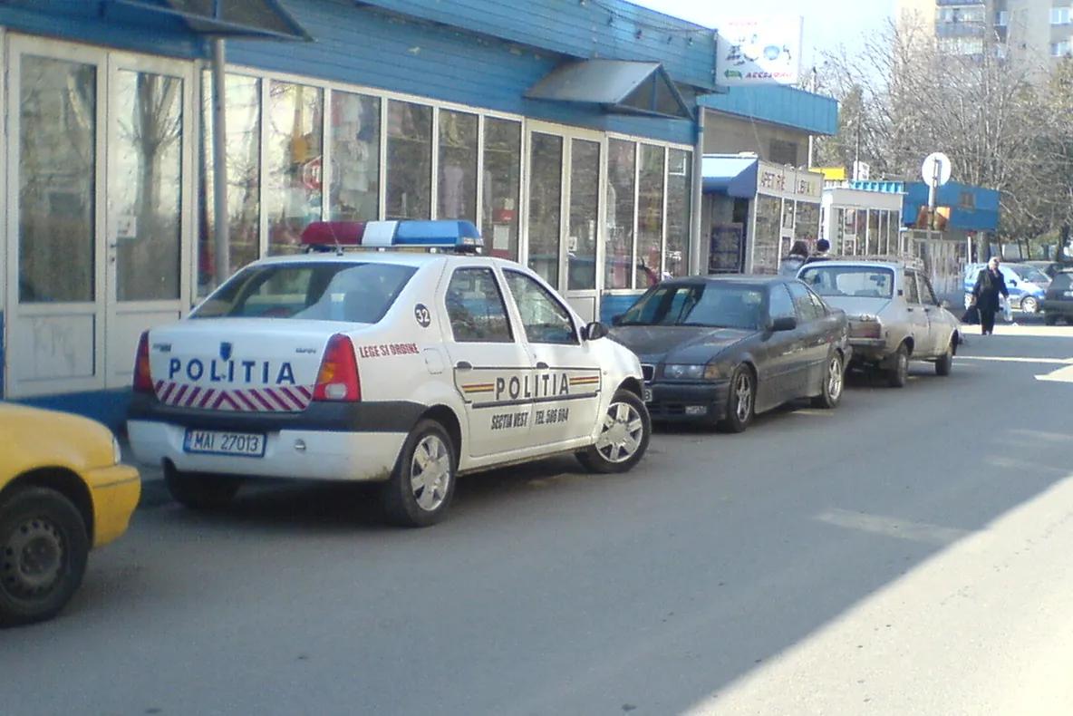 Oprirea interzisă, mașina poliției parcată