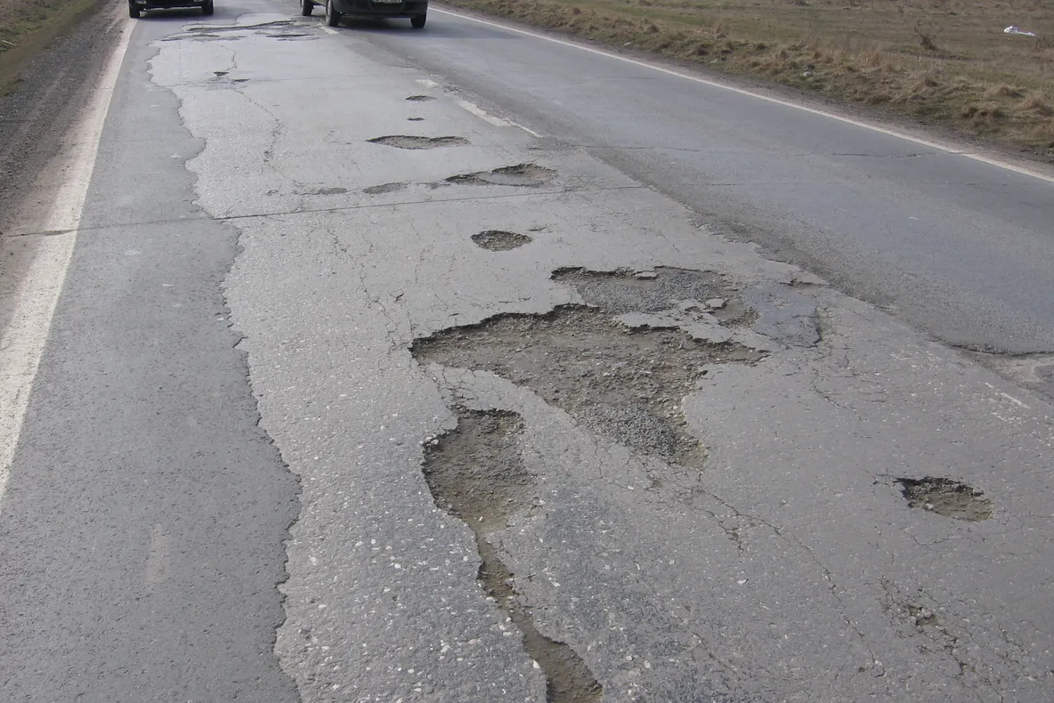 Gropile de pe DN 73, între Râşnov şi Bran, se înmulţesc de la o zi la alta