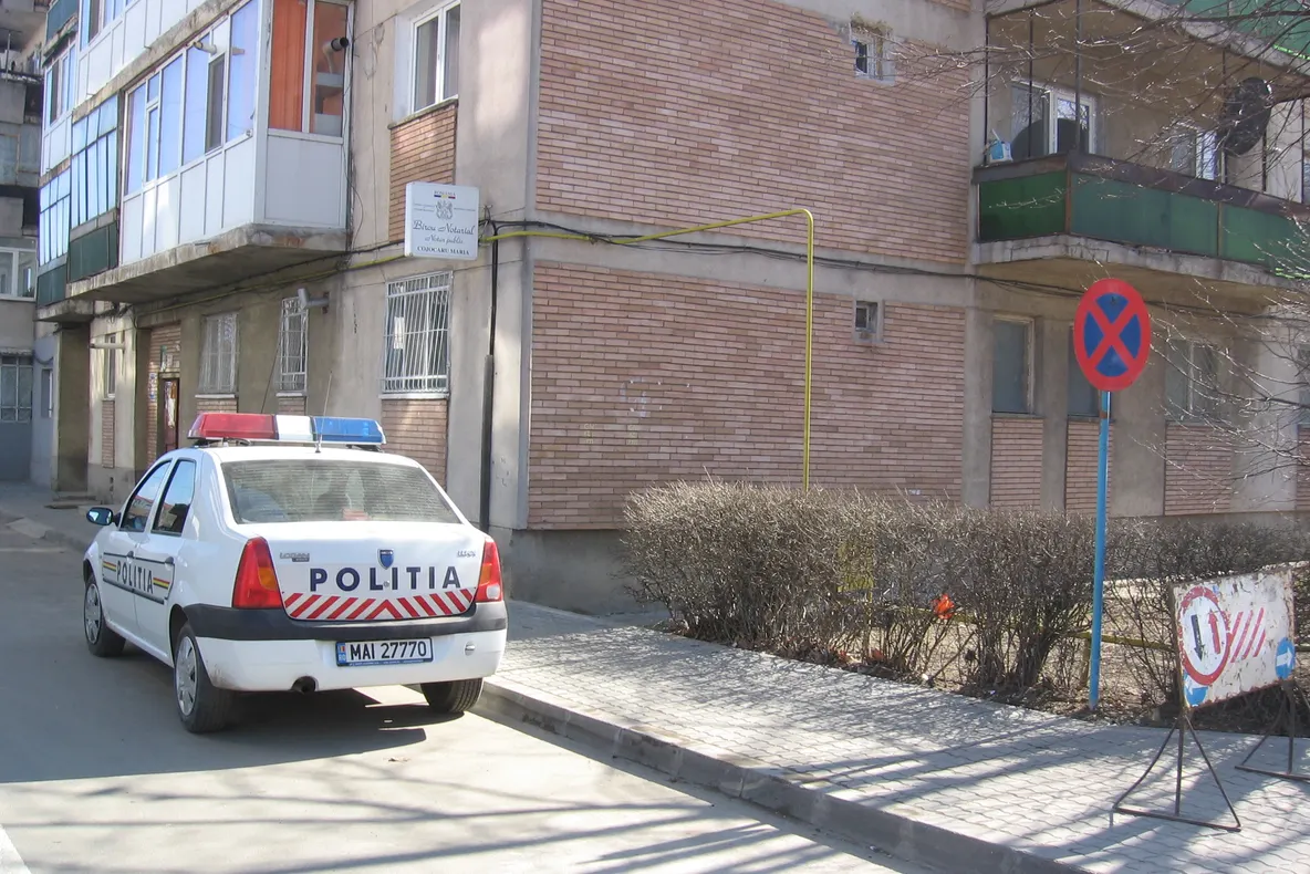 Maşină de poliţie parcată lângă semnul "Oprirea interzisă"