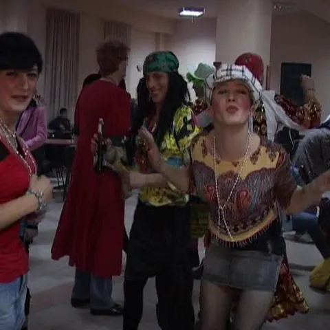 Tinerii din Avrig au petrecut toată noaptea la Carnavalul primăverii 