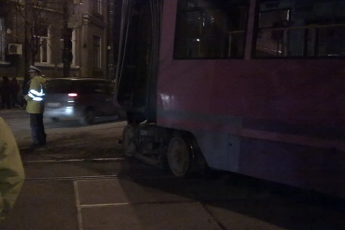 Tramvai oprit în ntersecţie