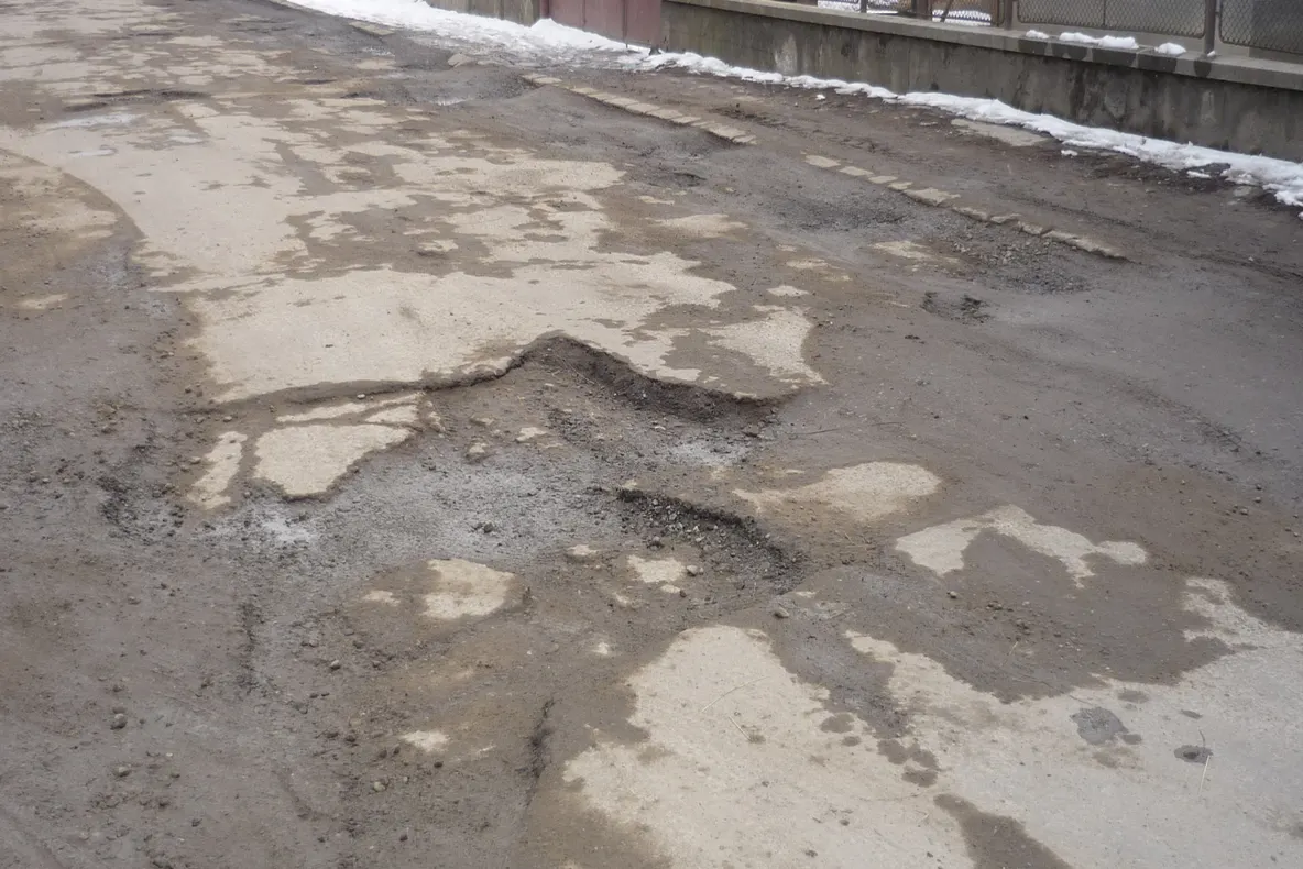 Strada Iuliu Maniu, Vişeu de Sus: groapă lângă groapă