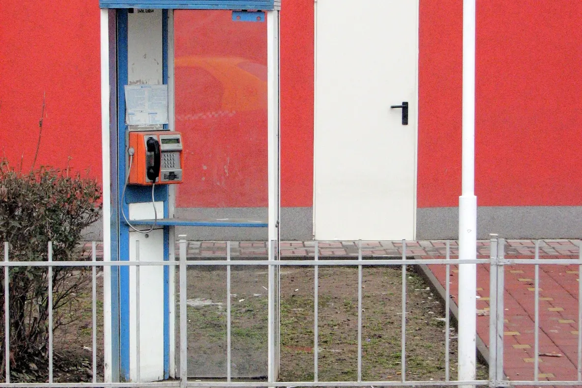 Inteligenţa la români: o cabină telefonică a fost împrejmuită de un gard