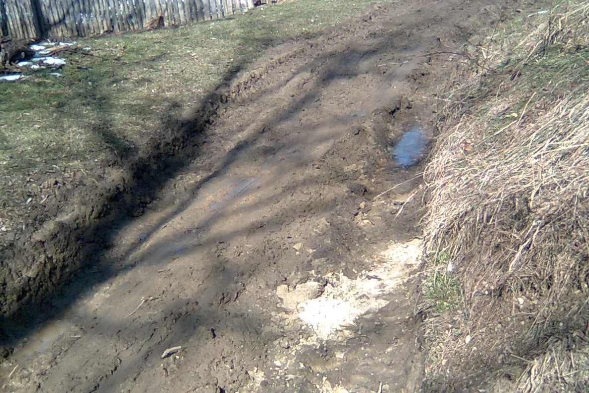 Drumul dintre satele Teiuş şi Coasta Mare, jud. Vâlcea, a fost distrus după ce o firmă a tras pe el lemne