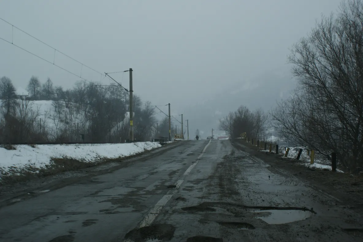 Şoseaua ce leagă oraşul Comăneşti de Miercurea-Ciuc este plină de gropi