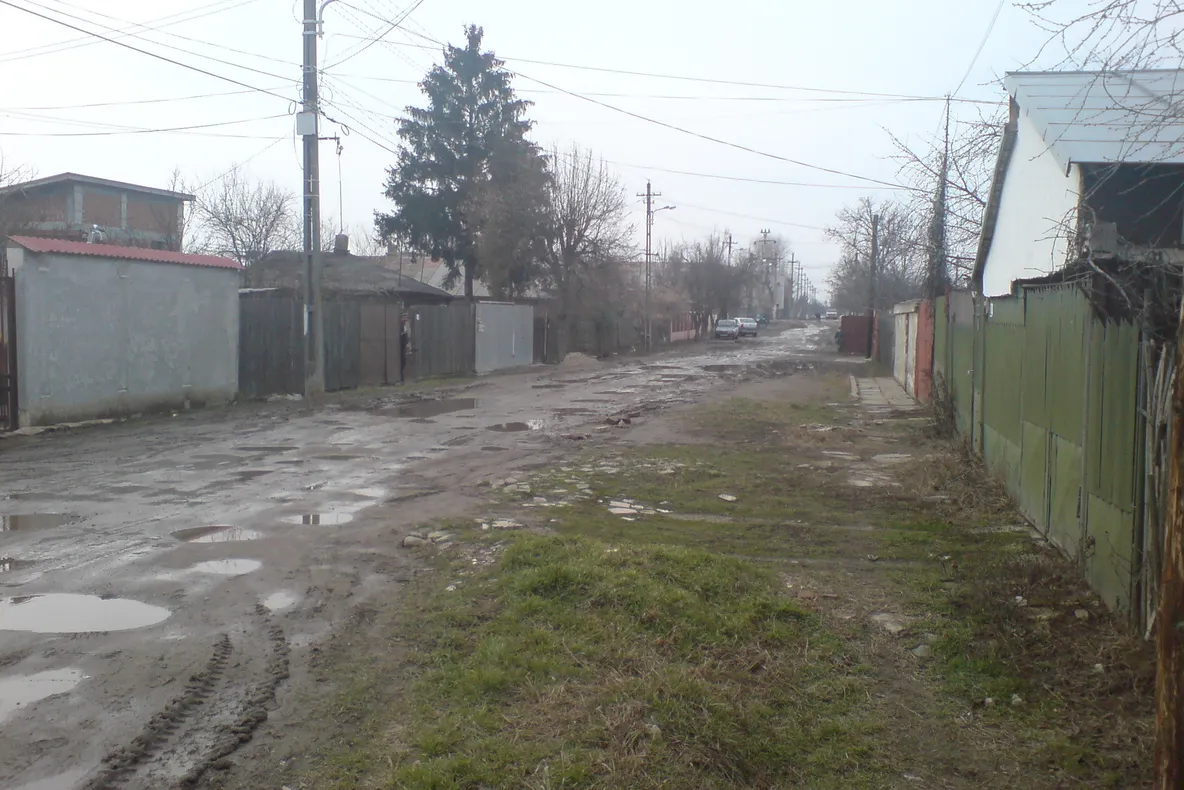 Deşi sunt pline de gropi, două străzi din Bucureşti figurează în documente ca fiind "asfaltate"