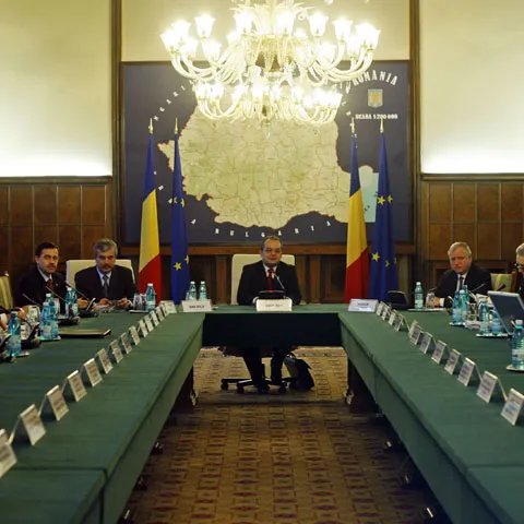 Salariile bugetarilor vor creşte doar în raport cu inflaţia, iar posturile vacante rămân blocate, anunţă Guvernul