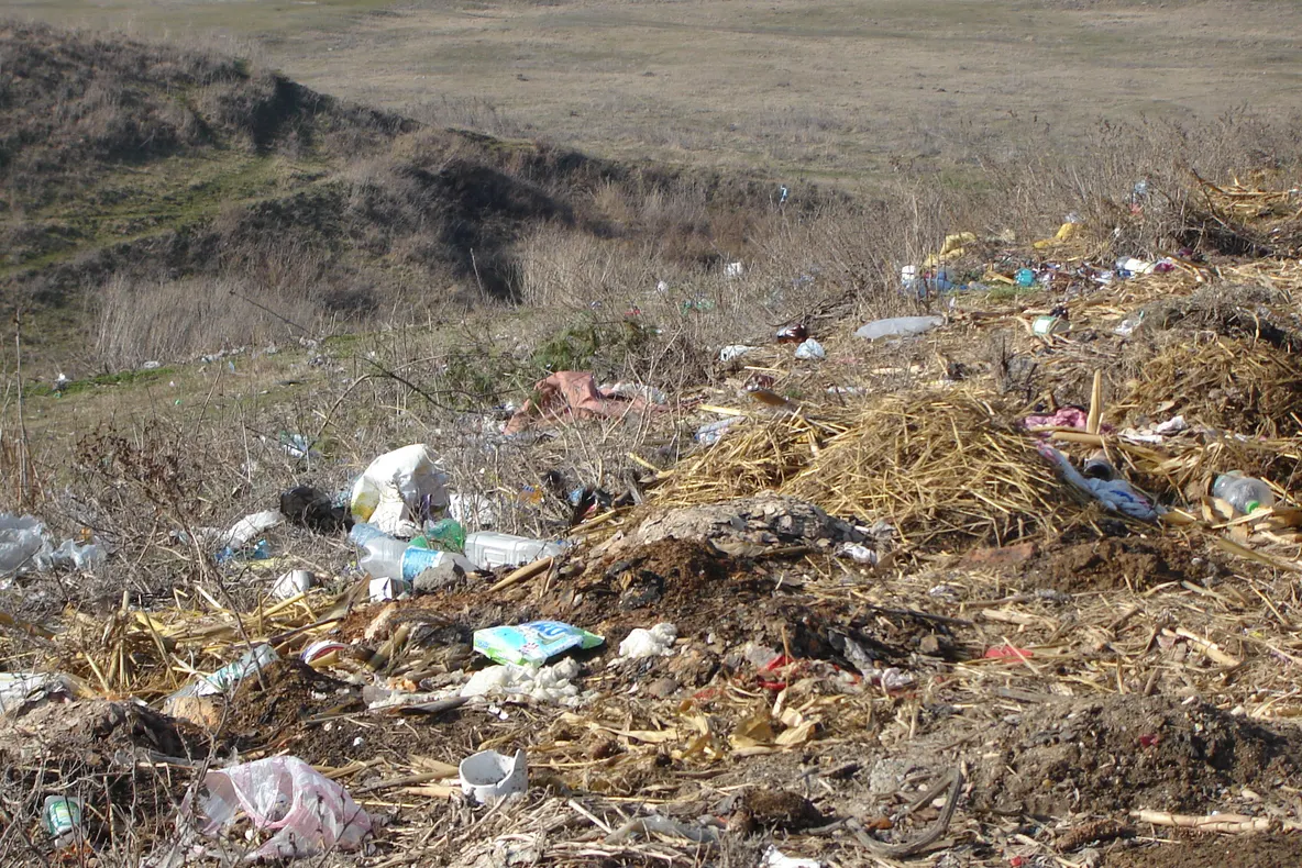 Pe DJ 506, în dreptul comunei Vităneşti, gunoaiele par să-şi fi găsit locul în peisaj