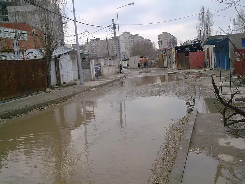 Pe Strada Peneş Curcanul din sectorul 3 nu există nicio urmă de asfalt