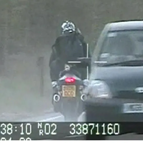 Un motociclist din Marea Britanie a rulat cu 196 de kilometri pe oră 