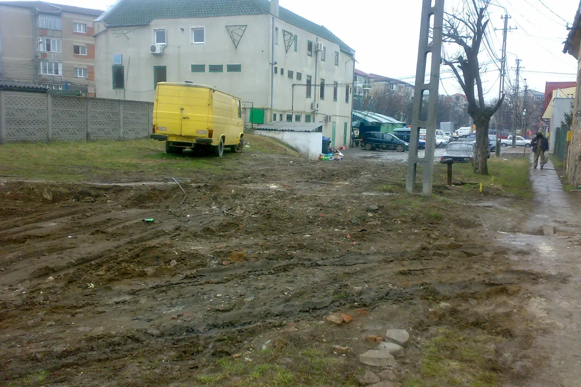 În Timişoara, drumurile sunt distruse din cauza TIR-urilor