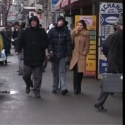 O treime dintre români se declară direct afectaţi de criză