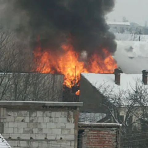 Mai multe barăci de lemn au luat foc în Bucureşti